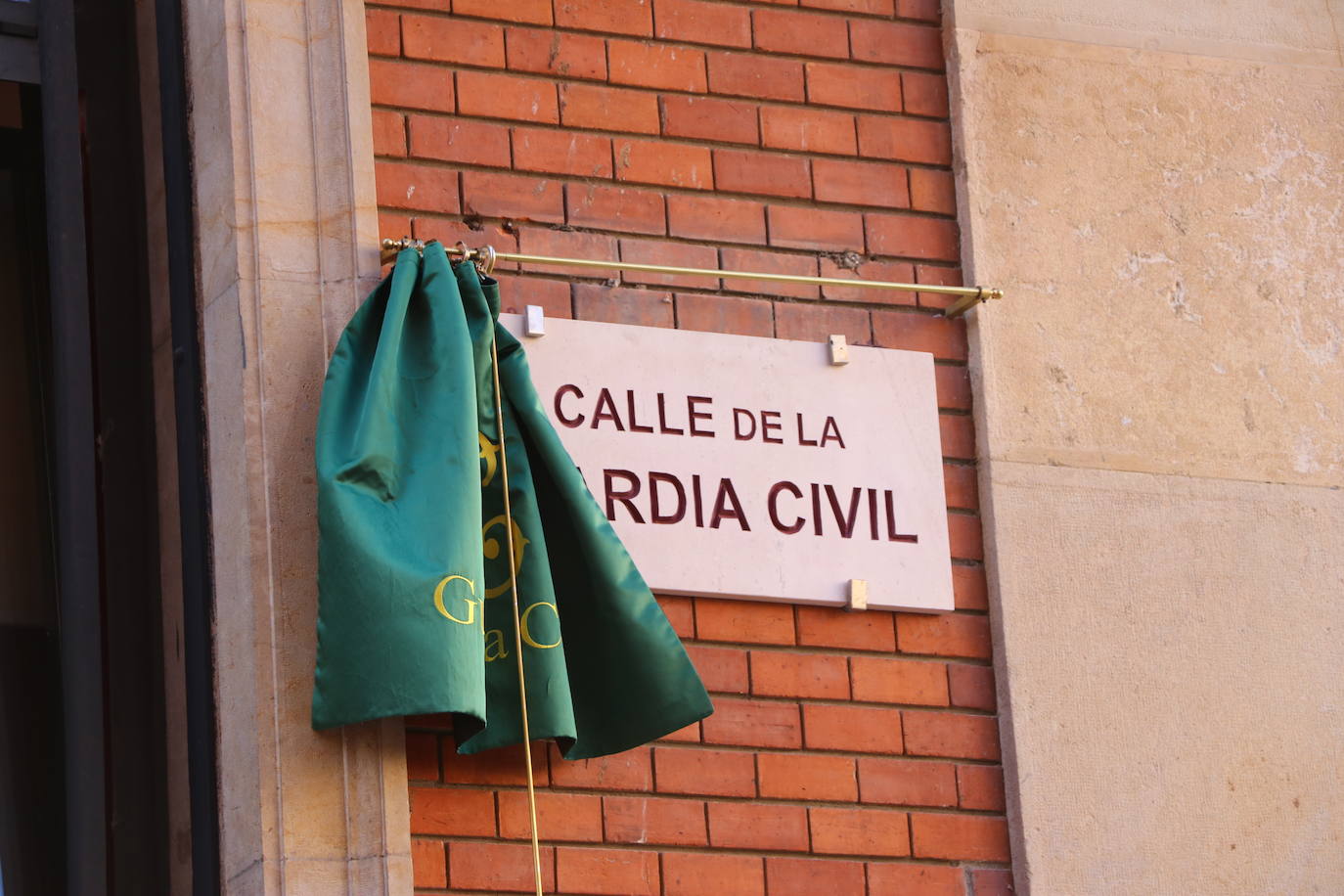 León cambia el nombre de la calle Capitán Cortés por el de Guardia Civil cumpliendo así con la ley de memoria histórica | La directora general del cuerpo, María Gámez Gámez, ha presidido el acto de descubirmiento de la nueva placa así como el desfile posterior por Ordoño II que ha congregado a decenas de personas.