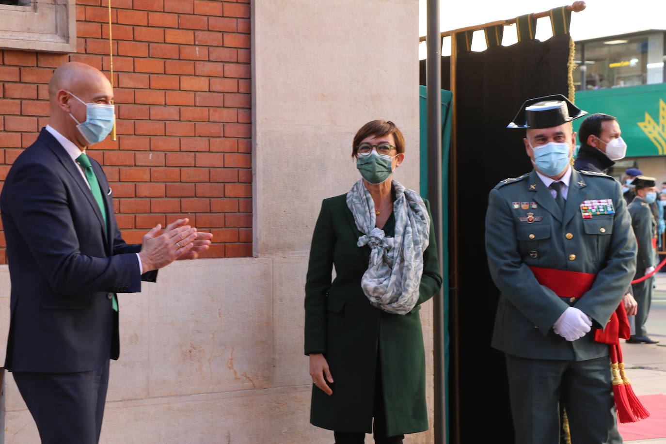 León cambia el nombre de la calle Capitán Cortés por el de Guardia Civil cumpliendo así con la ley de memoria histórica | La directora general del cuerpo, María Gámez Gámez, ha presidido el acto de descubirmiento de la nueva placa así como el desfile posterior por Ordoño II que ha congregado a decenas de personas.