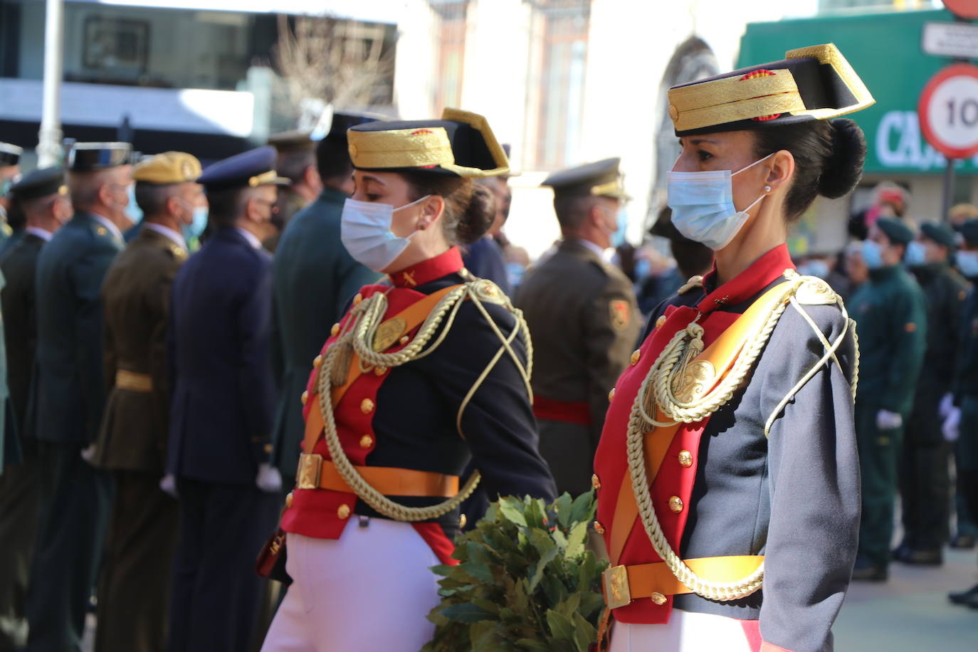 León cambia el nombre de la calle Capitán Cortés por el de Guardia Civil cumpliendo así con la ley de memoria histórica | La directora general del cuerpo, María Gámez Gámez, ha presidido el acto de descubirmiento de la nueva placa así como el desfile posterior por Ordoño II que ha congregado a decenas de personas.