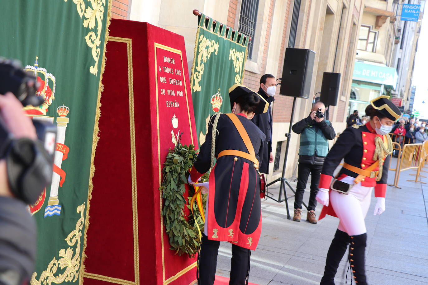 León cambia el nombre de la calle Capitán Cortés por el de Guardia Civil cumpliendo así con la ley de memoria histórica | La directora general del cuerpo, María Gámez Gámez, ha presidido el acto de descubirmiento de la nueva placa así como el desfile posterior por Ordoño II que ha congregado a decenas de personas.