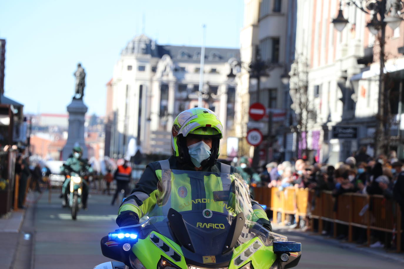 León cambia el nombre de la calle Capitán Cortés por el de Guardia Civil cumpliendo así con la ley de memoria histórica | La directora general del cuerpo, María Gámez Gámez, ha presidido el acto de descubirmiento de la nueva placa así como el desfile posterior por Ordoño II que ha congregado a decenas de personas.