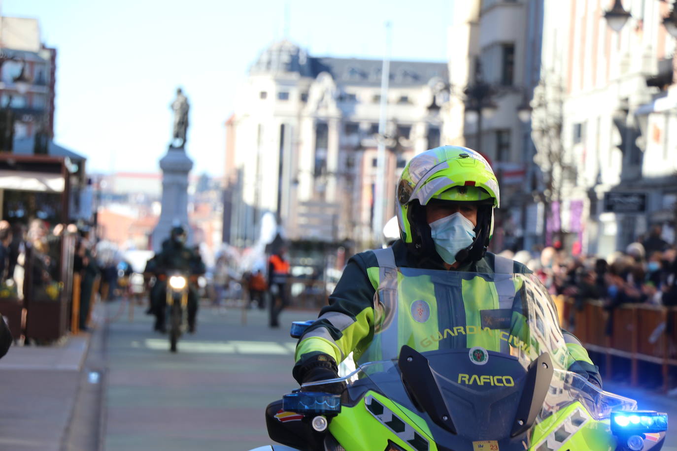 León cambia el nombre de la calle Capitán Cortés por el de Guardia Civil cumpliendo así con la ley de memoria histórica | La directora general del cuerpo, María Gámez Gámez, ha presidido el acto de descubirmiento de la nueva placa así como el desfile posterior por Ordoño II que ha congregado a decenas de personas.