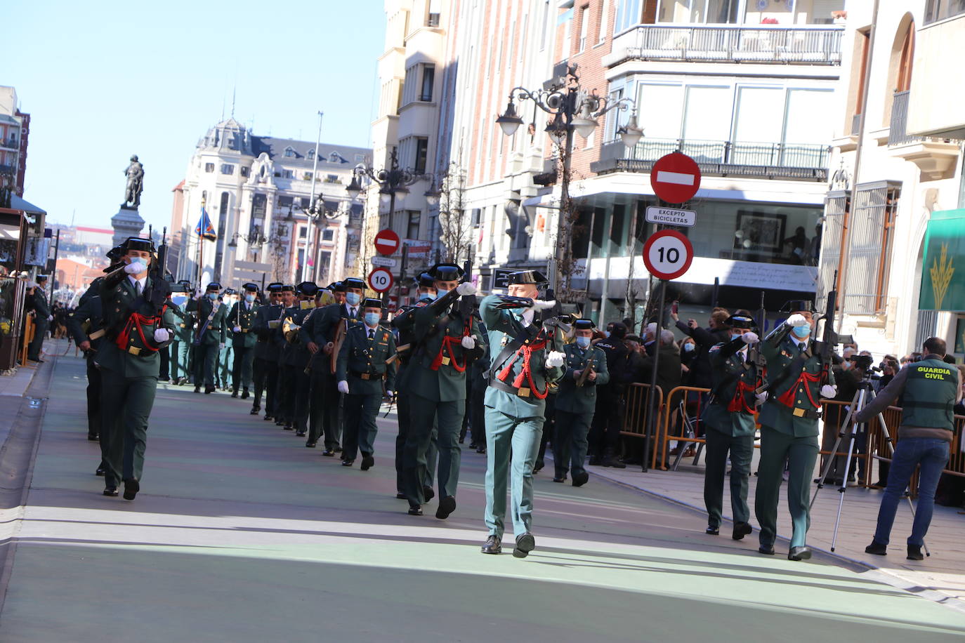 León cambia el nombre de la calle Capitán Cortés por el de Guardia Civil cumpliendo así con la ley de memoria histórica | La directora general del cuerpo, María Gámez Gámez, ha presidido el acto de descubirmiento de la nueva placa así como el desfile posterior por Ordoño II que ha congregado a decenas de personas.