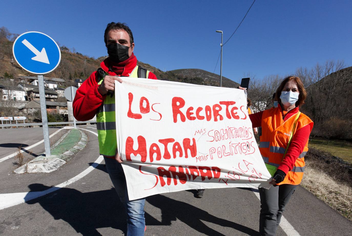 Segunda etapa de la marcha a pie entre Villablino y Ponferrada en defensa de la sanidad pública de Laciana y del Bierzo, que transcurre entre las localidades de Palacios del Sil y Páramo del Sil.