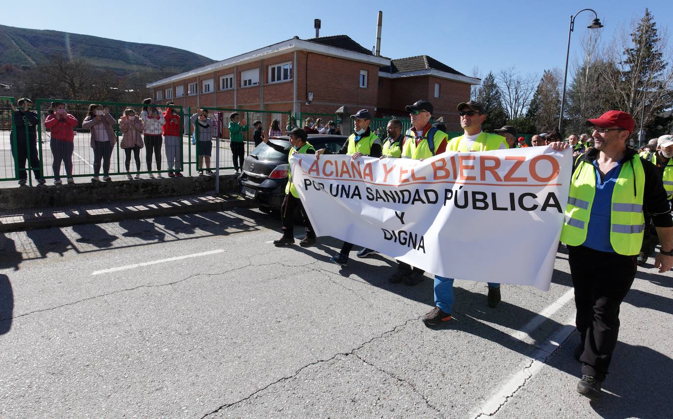 Segunda etapa de la marcha a pie entre Villablino y Ponferrada en defensa de la sanidad pública de Laciana y del Bierzo, que transcurre entre las localidades de Palacios del Sil y Páramo del Sil.