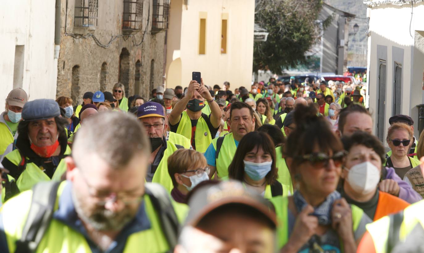 Segunda etapa de la marcha a pie entre Villablino y Ponferrada en defensa de la sanidad pública de Laciana y del Bierzo, que transcurre entre las localidades de Palacios del Sil y Páramo del Sil.