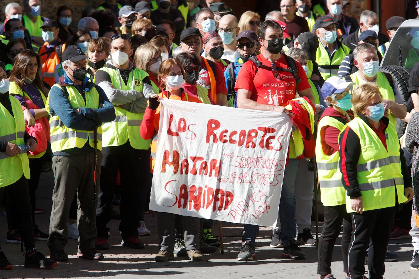 Segunda etapa de la marcha a pie entre Villablino y Ponferrada en defensa de la sanidad pública de Laciana y del Bierzo, que transcurre entre las localidades de Palacios del Sil y Páramo del Sil.