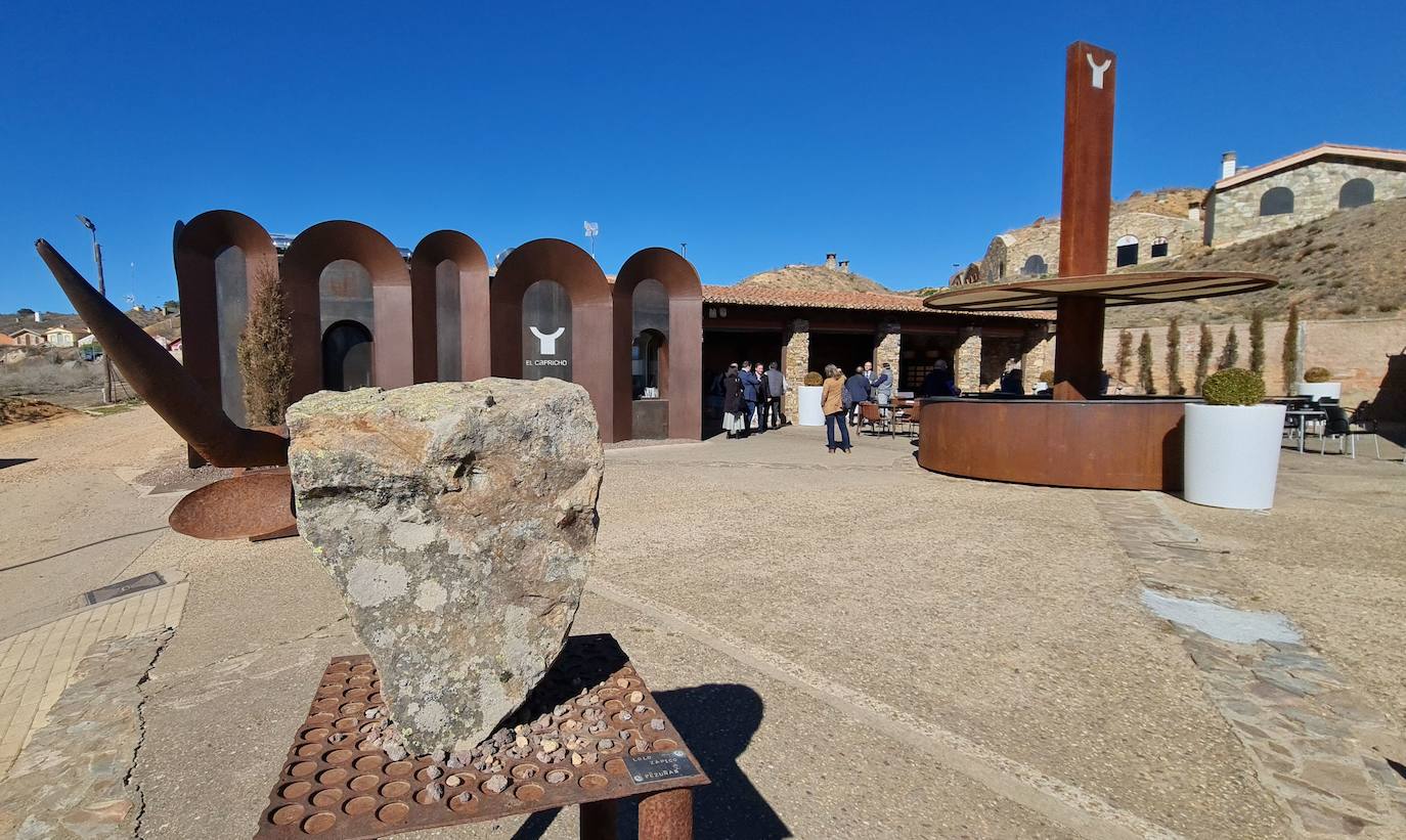 La bodega El Capricho celebra sus 'XVIII Jornadas de Exaltación de las carnes de buey', ahora con un 'guiño' a Chile | Once platos con vino del valle de Jamuz para recuperar una actividad rota por la pandemia y que siempre se ha visto acompañada por el éxito. 