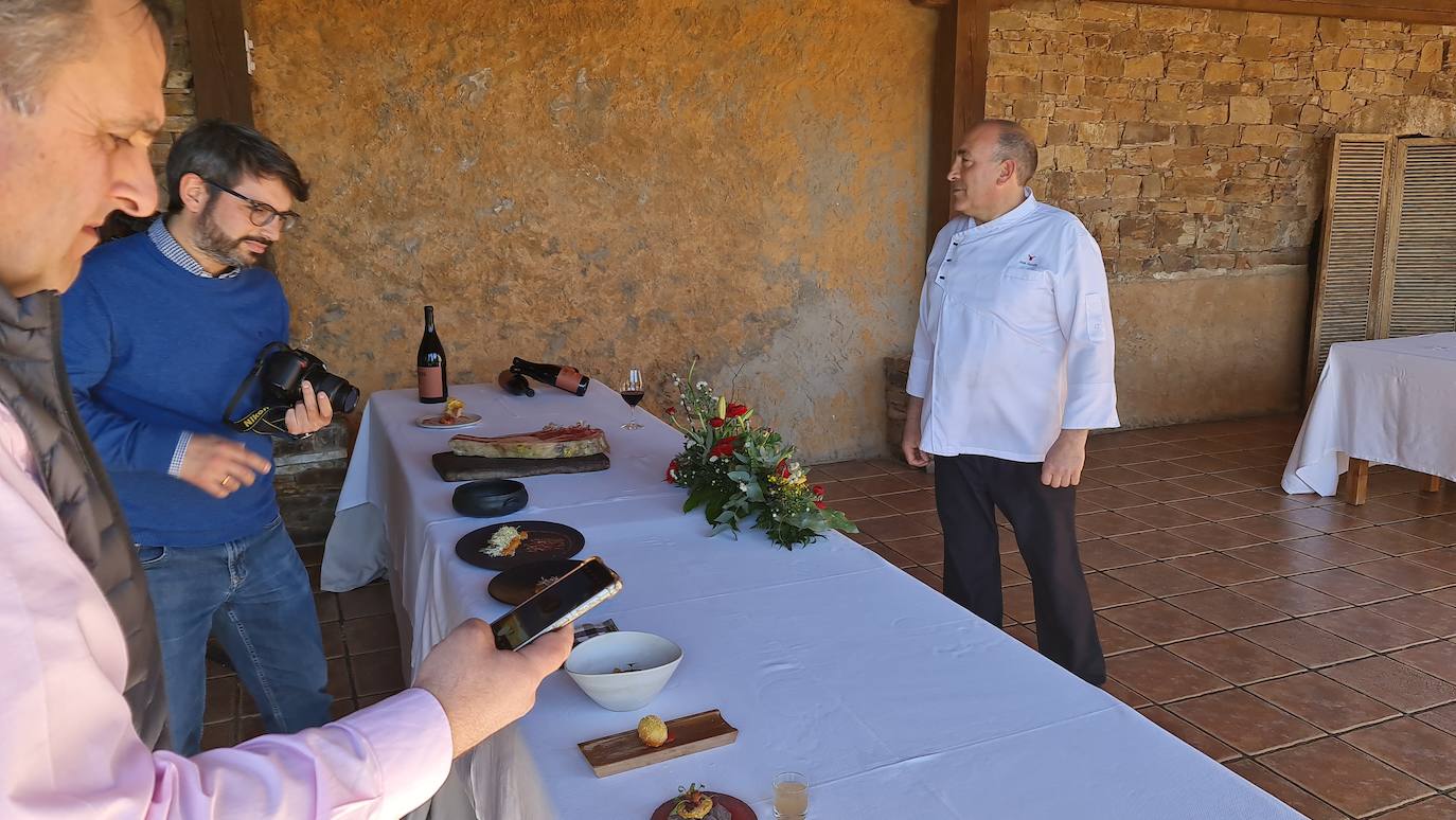 La bodega El Capricho celebra sus 'XVIII Jornadas de Exaltación de las carnes de buey', ahora con un 'guiño' a Chile | Once platos con vino del valle de Jamuz para recuperar una actividad rota por la pandemia y que siempre se ha visto acompañada por el éxito. 