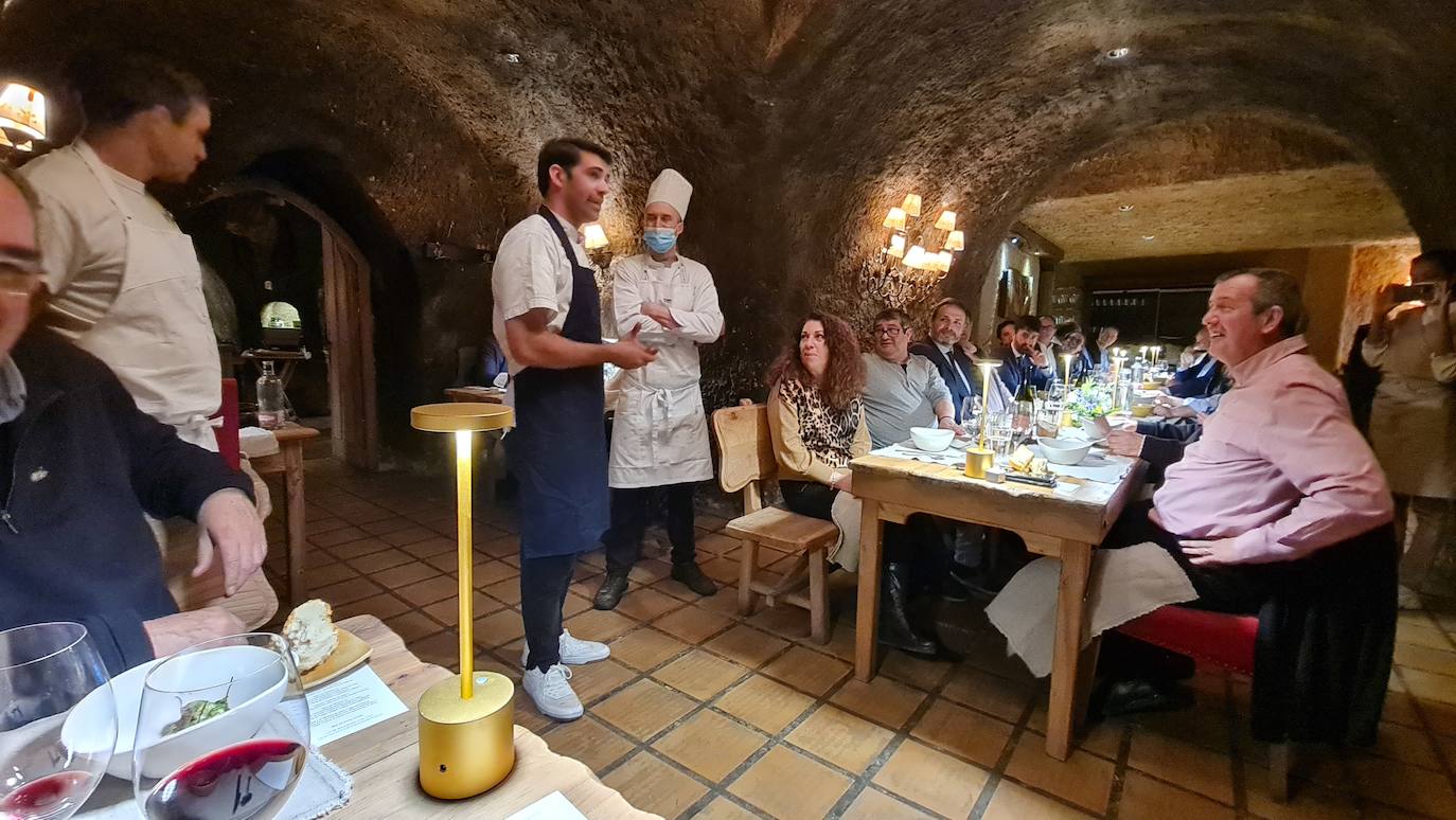 La bodega El Capricho celebra sus 'XVIII Jornadas de Exaltación de las carnes de buey', ahora con un 'guiño' a Chile | Once platos con vino del valle de Jamuz para recuperar una actividad rota por la pandemia y que siempre se ha visto acompañada por el éxito. 