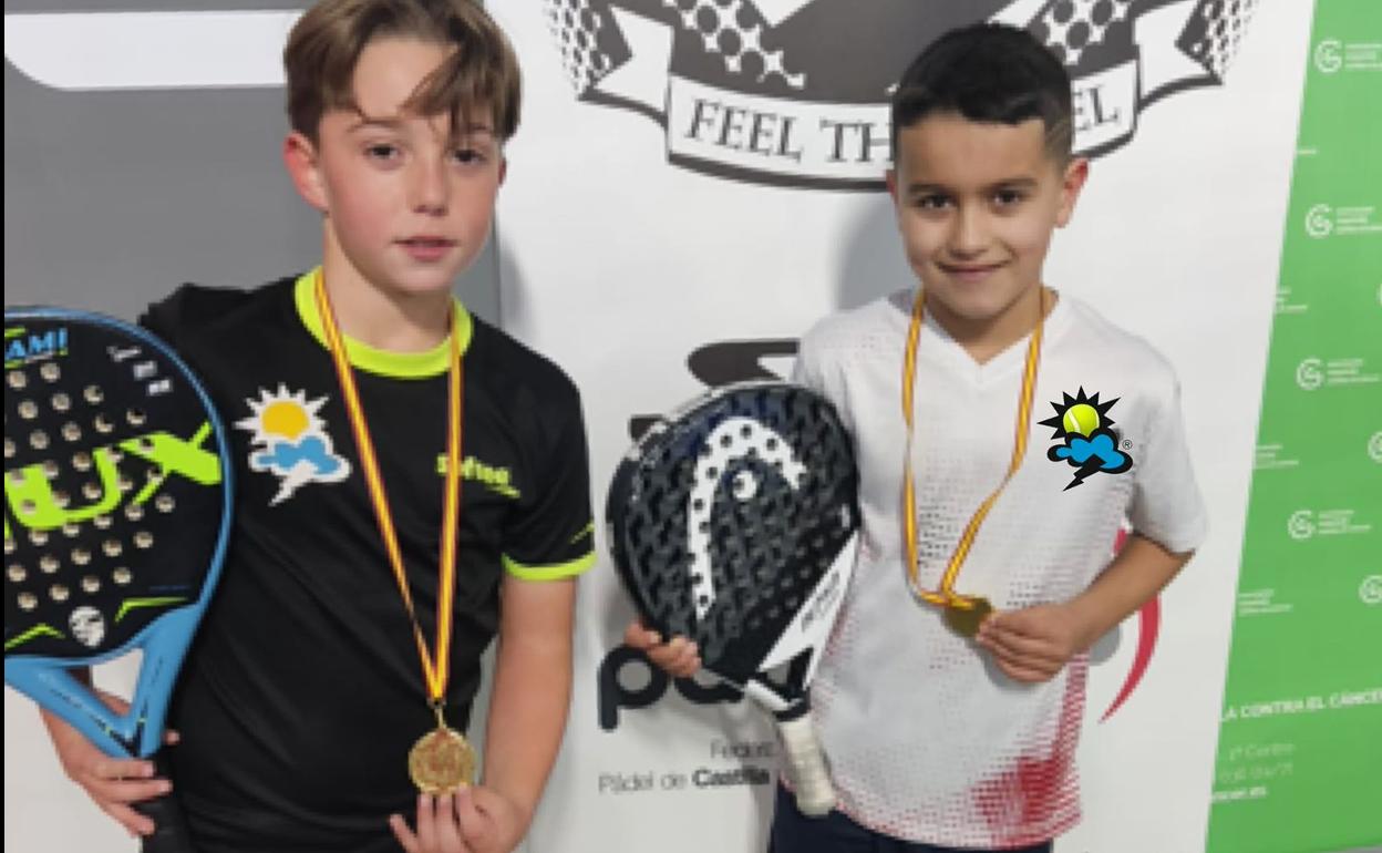 Diego Alonso y Alejandro Lozano posan con su medalla de campeones en categoría benjamín.