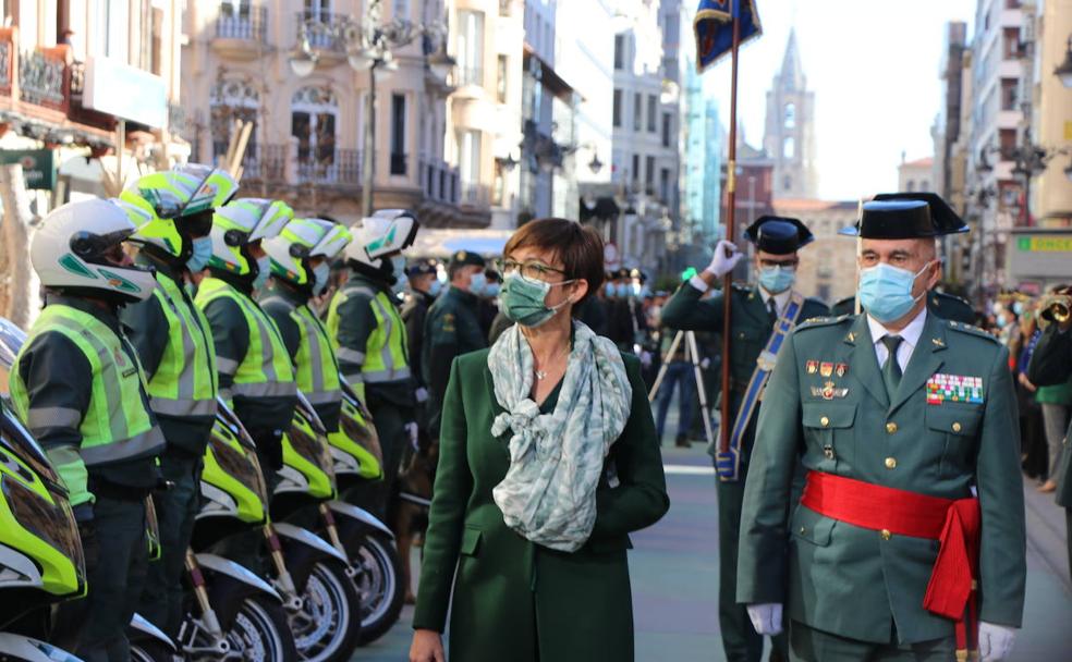 La directora general de la Guardia Civil preside el acto de descubrimientode la placa de la calle Guardia Civil y el posterior disfile militar.