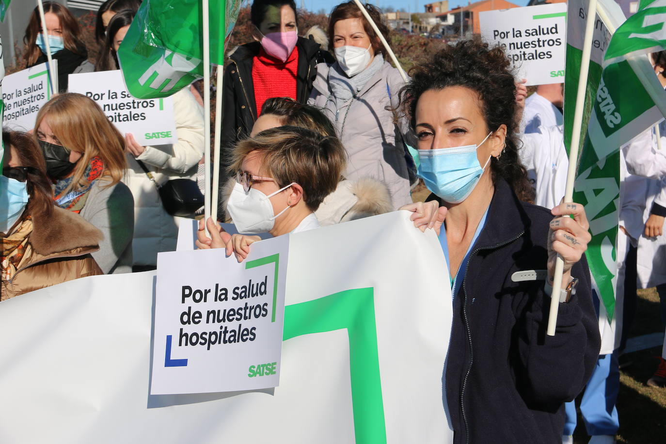 Cerca de 30 profesionales del sector claman contra el exceso de ratios .