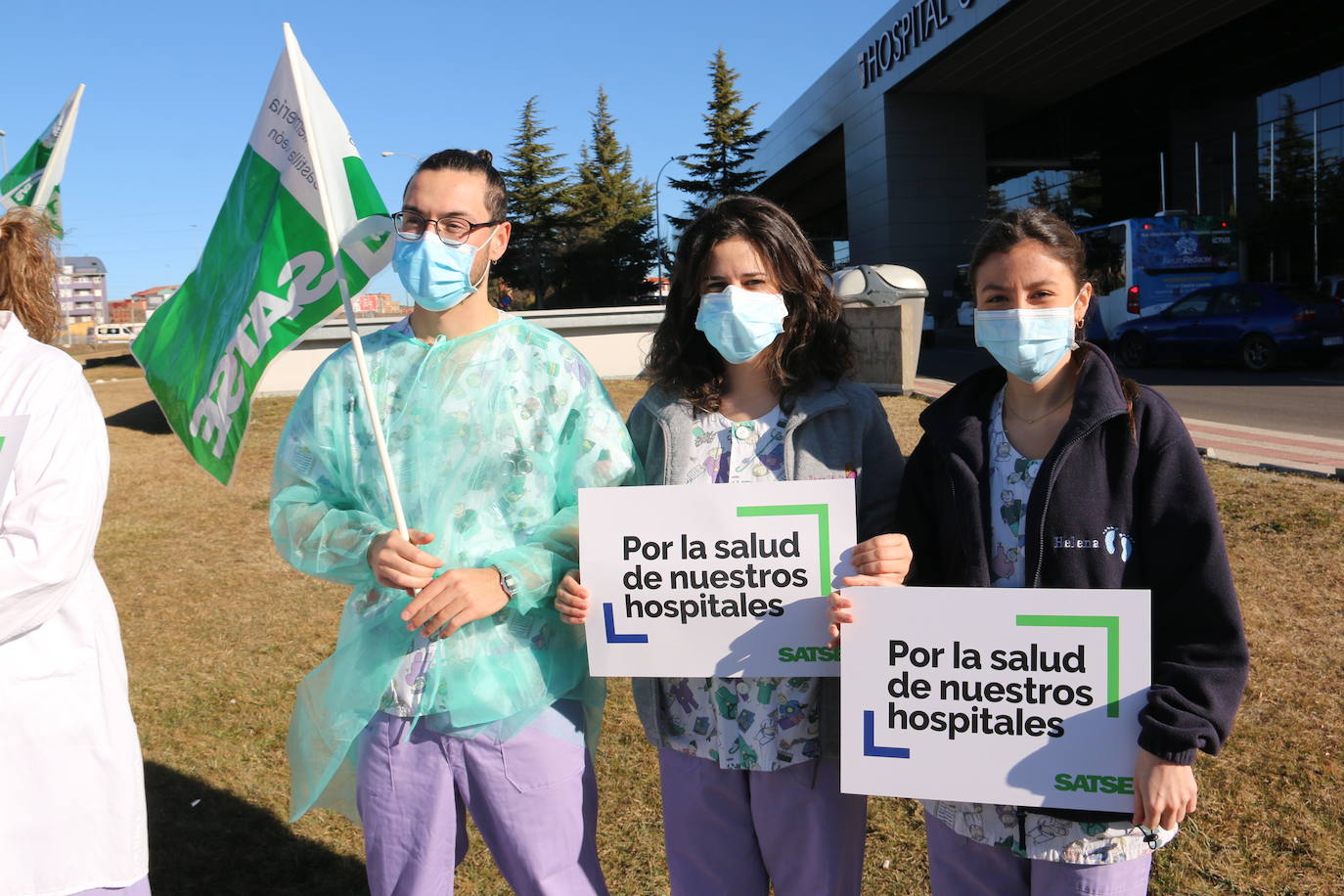 Cerca de 30 profesionales del sector claman contra el exceso de ratios .