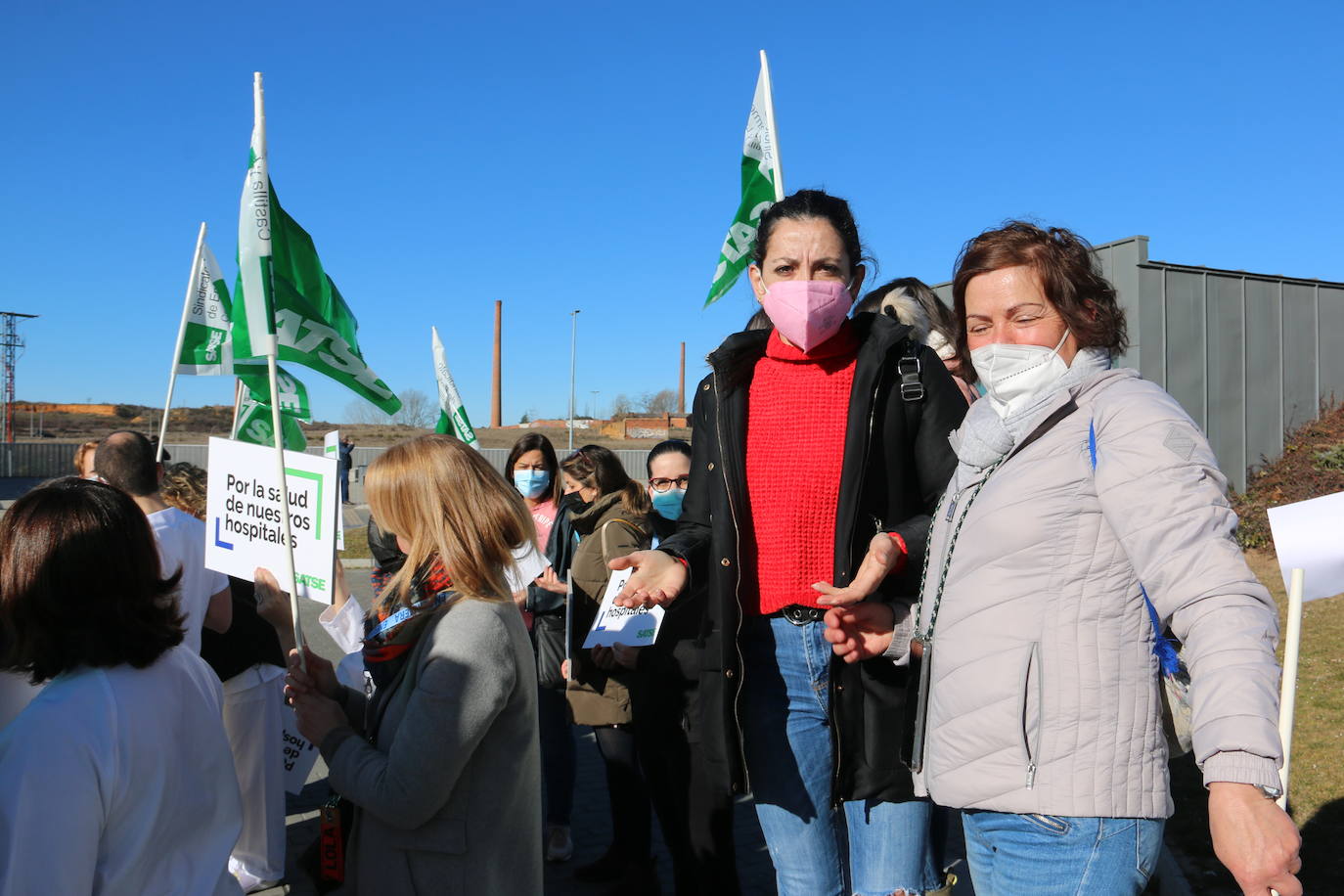 Cerca de 30 profesionales del sector claman contra el exceso de ratios .