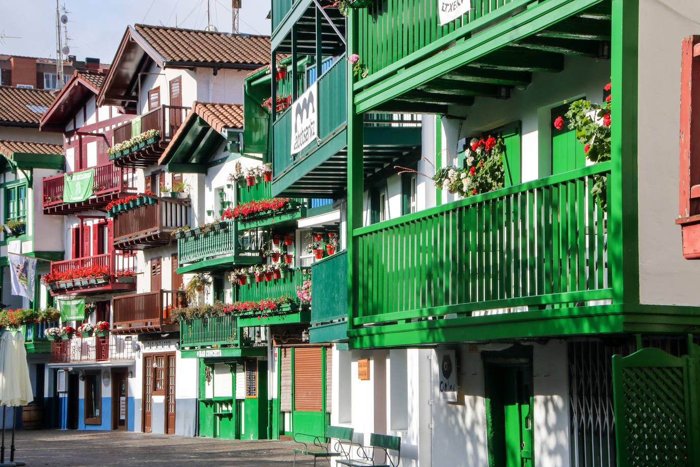 El rojo de los geranios en las casas de madera de Hondarribia, en Gipuzkoa (España)