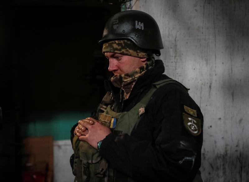 De guardia nocturna en el frente de Donestk.