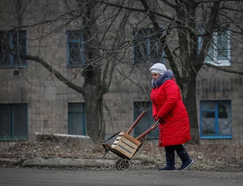 Una vecina de Novoluhanske sale con su carrito a hacer compra. 