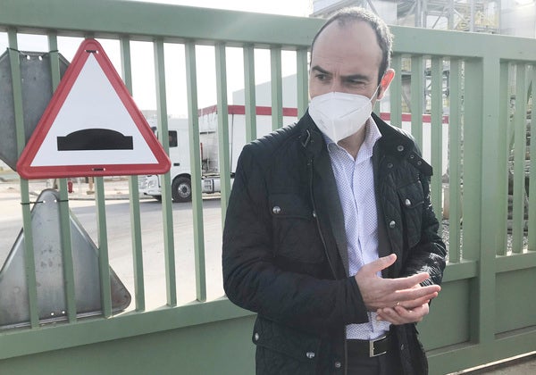 El director general de Energía y Minas en funciones, Alfonso Arroyo, visitó la planta de biomasa de Cubillos del Sil.