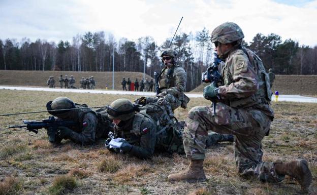 Demócratas y conservadores arremeten contra Biden por no haber evitado la invasión