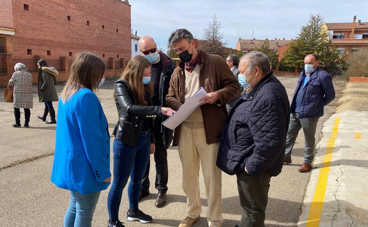 La delegada de la Junta visita la instalación donde se proyecta el nuevo centro de salud de Sahagún.