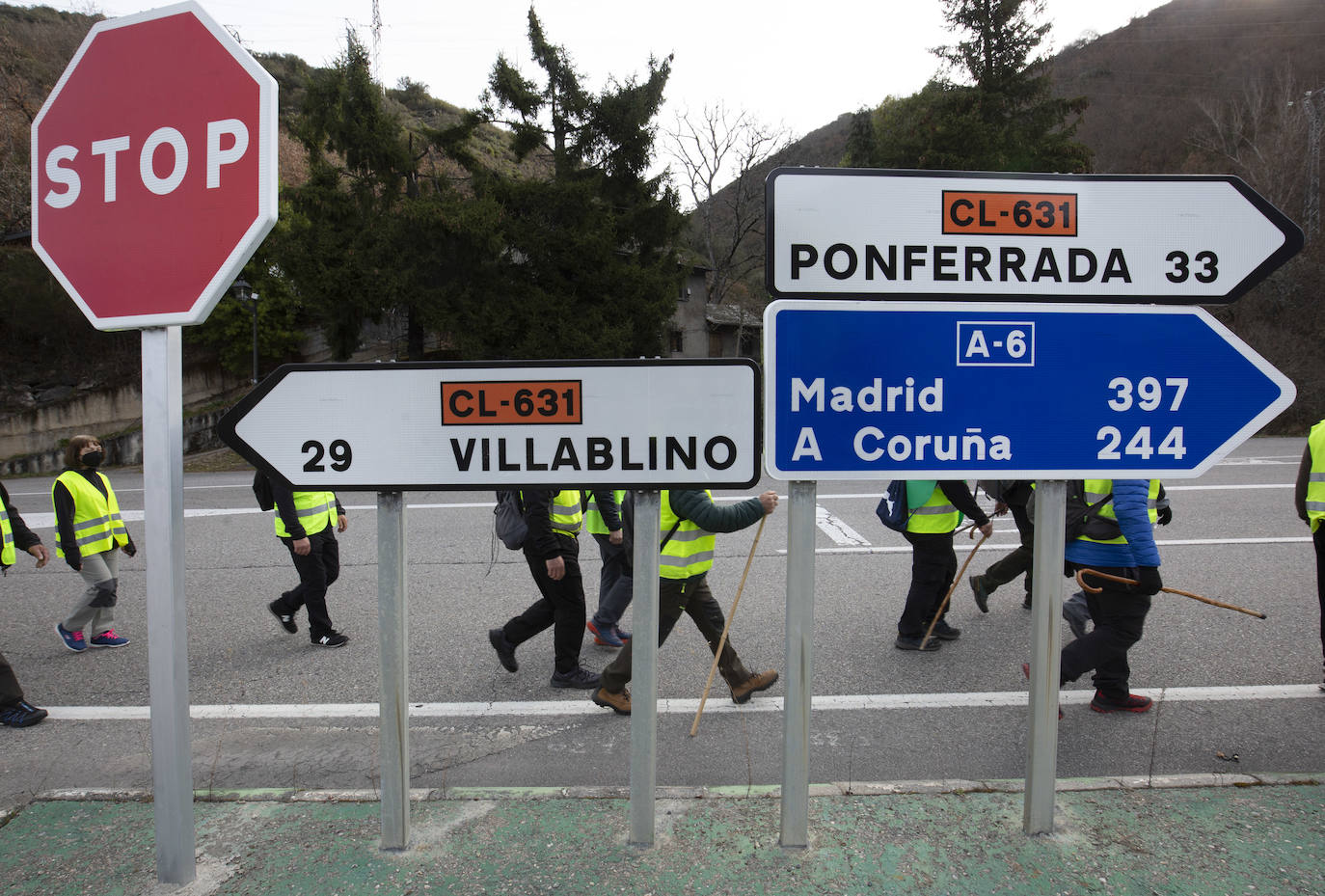 Tercera etapa de la marcha a pie entre Villablino y Ponferrada en defensa de la sanidad pública de Laciana y del Bierzo, entre las localidades bercianas de Páramo del Sil y Toreno.