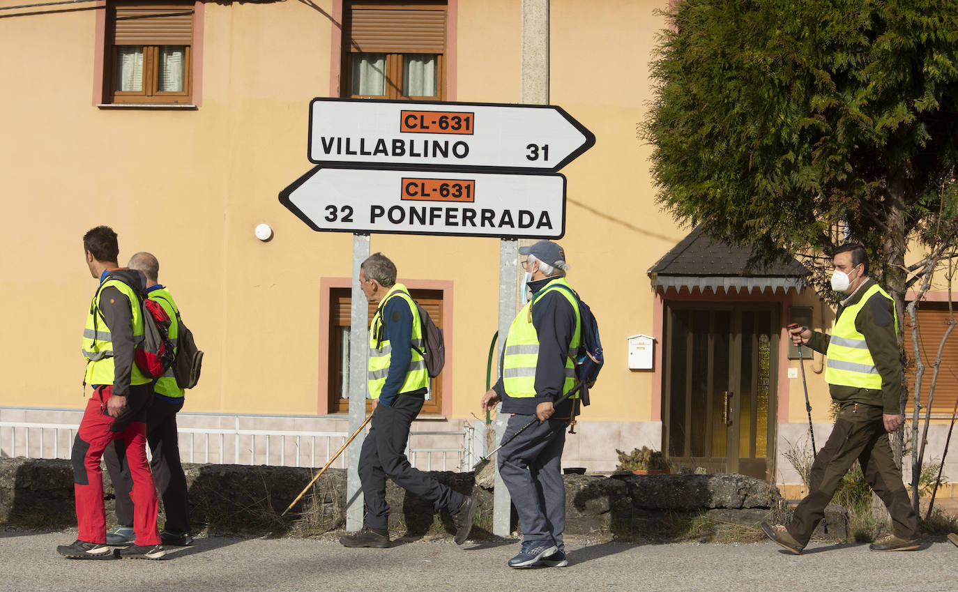 Tercera etapa de la marcha a pie entre Villablino y Ponferrada en defensa de la sanidad pública de Laciana y del Bierzo, entre las localidades bercianas de Páramo del Sil y Toreno.