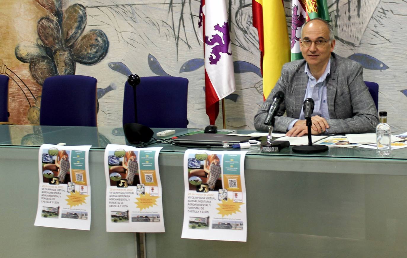 En la imagen, el Director de la Escuela de Ingeniería Agrícola y Forestal (EIAF) de la Universidad de León (ULE), Pedro J. Aguado, presenta la VII Olimpicada Agroalimentaria.