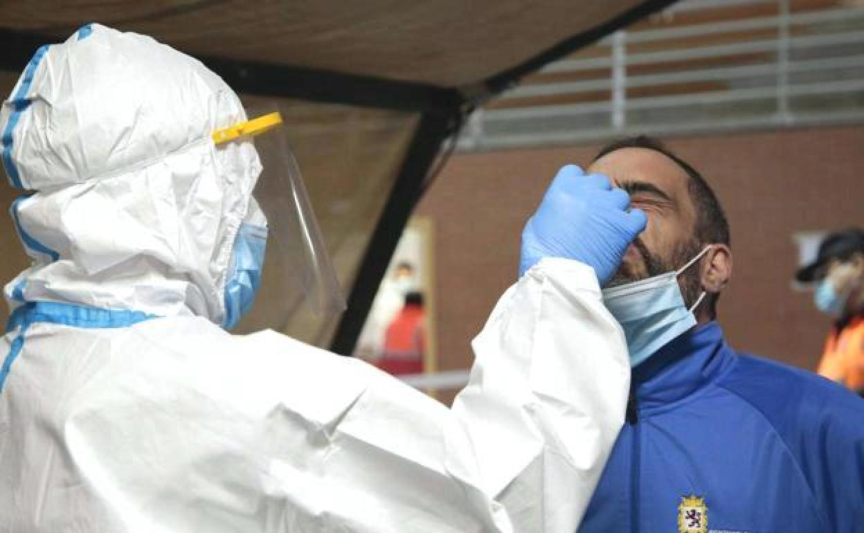 Imagen de un sanitario realizando un test en León.