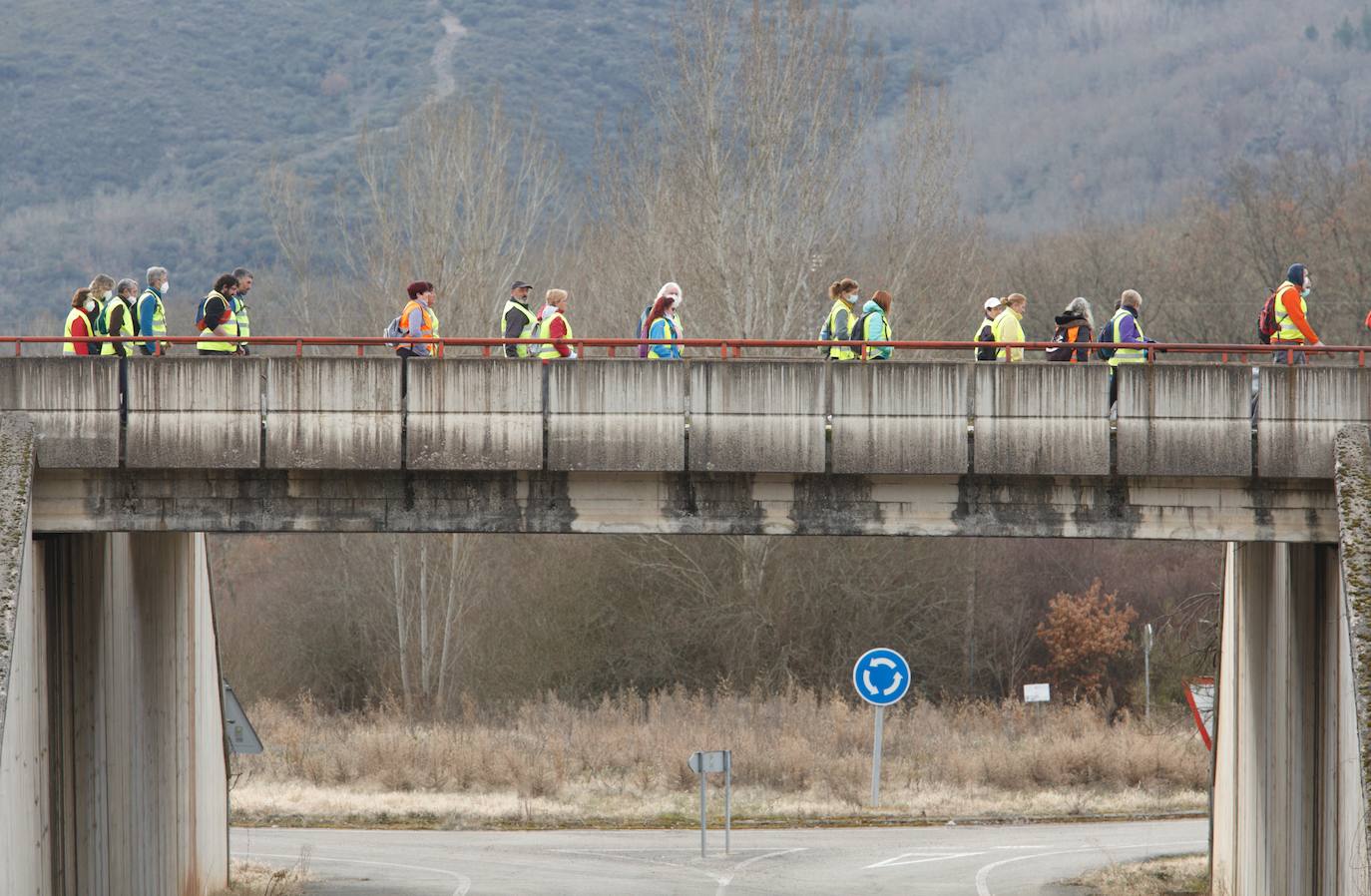 Cuarta etapa de la marcha a pie entre Villablino y Ponferrada en defensa de la sanidad pública de Laciana y del Bierzo, entte las localidades de Toreno y Cubillos del Sil.