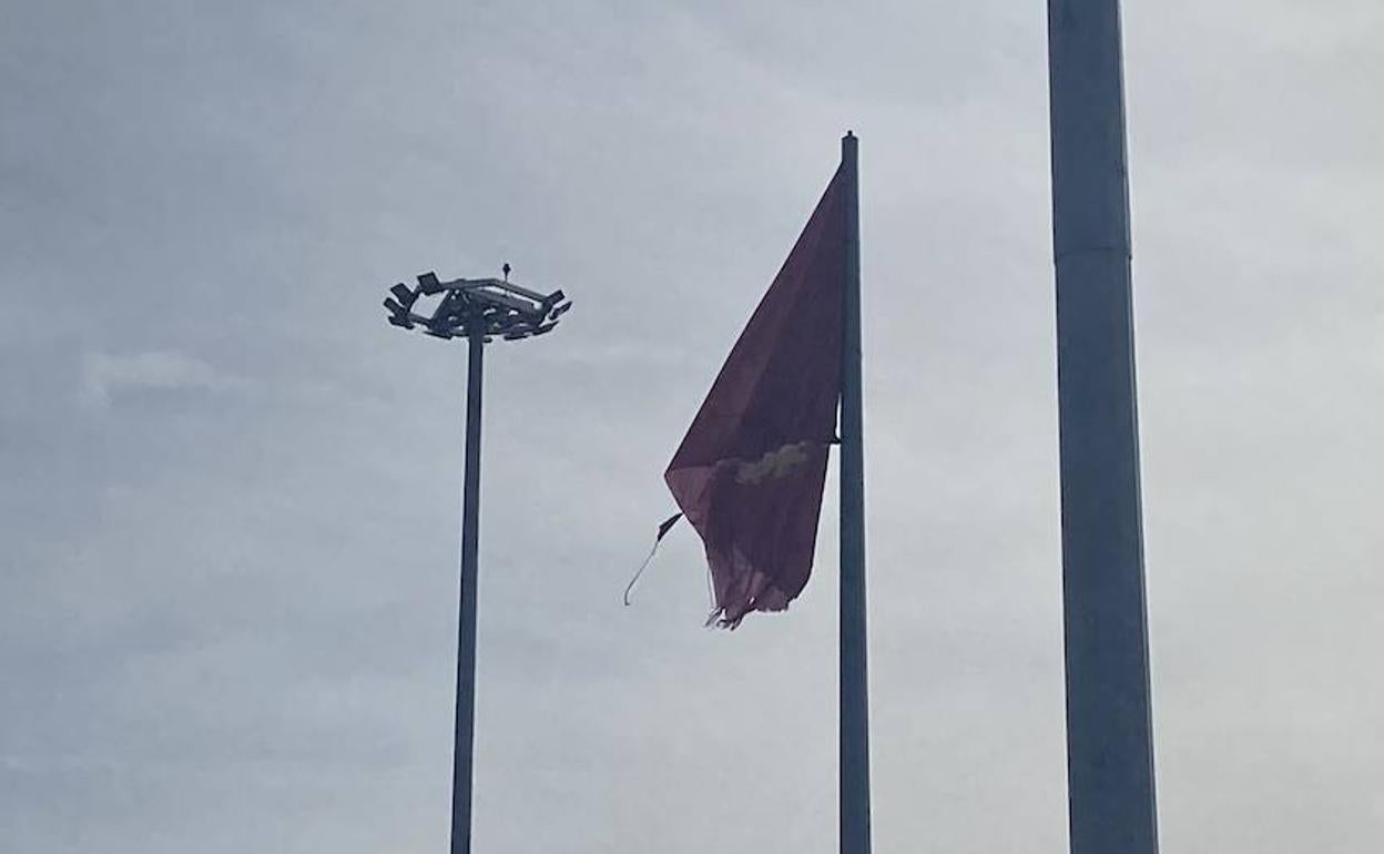 La bandera de León en la rotonda de Carrefour se encuentra en mal estado debido al paso del tiempo y las inclemencias meteorológicas.