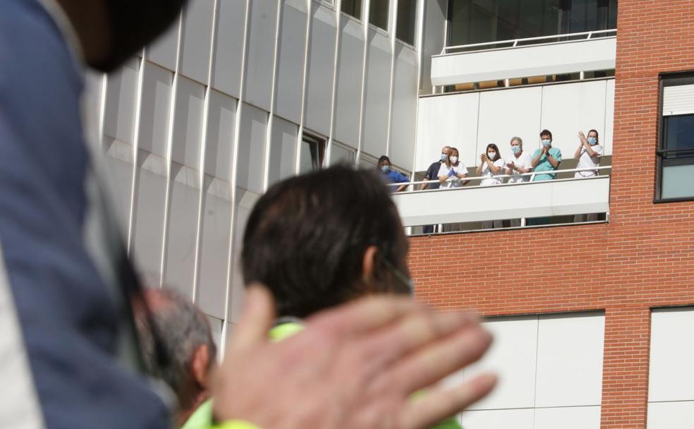 Sanitarios del Hospital de Bierzo aplauden a los 'caminantes' desde un balcón del centro.