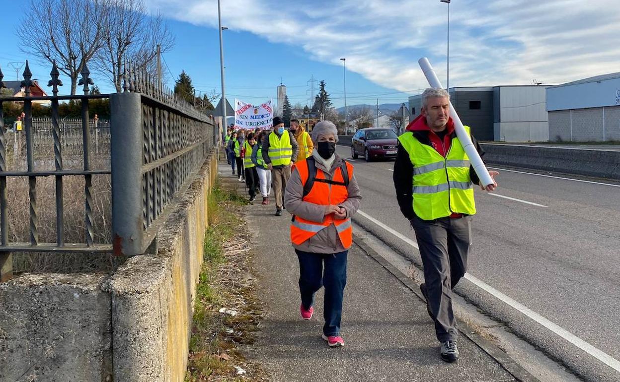 El alcalde de Igúeña, Alider Presa, en la 'marcha blanca' reivindicativa en defensa de la sanidad pública del Bierzo y Laciana.