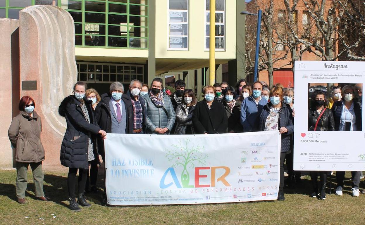 Concentración en las puertas de la facultad para apoyar a esta asociación que exige más investigación en este tipo de enfermedades.