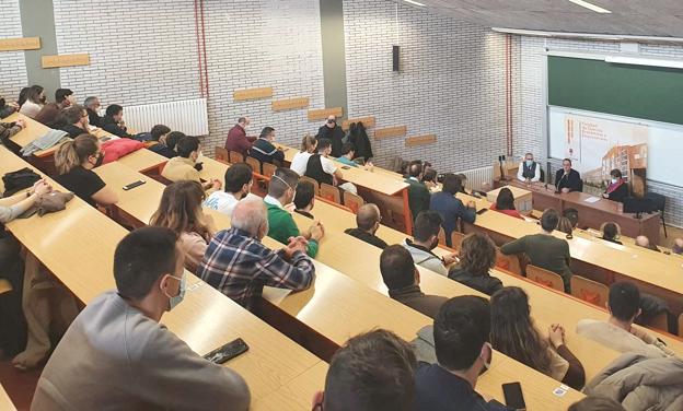 El leonés Pedro Baños anliza la la crisis en Uncrania en la Universidad de León.