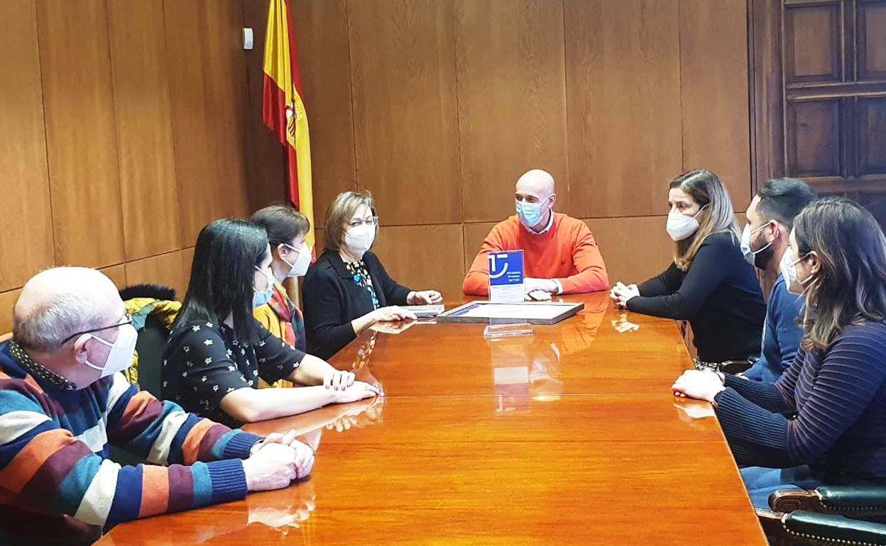 El alcalde de León y la concejala de Cultura reciben al grupo de trabajo 'Concoe León'.