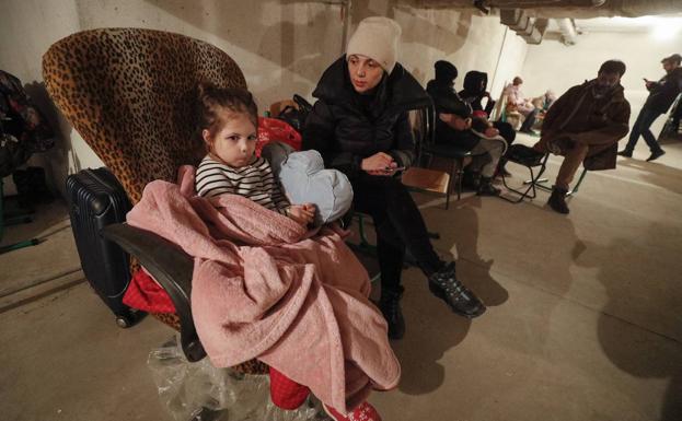 Refugio. Las familias se resguardan de las bombas en los bajos de colegios como éste.