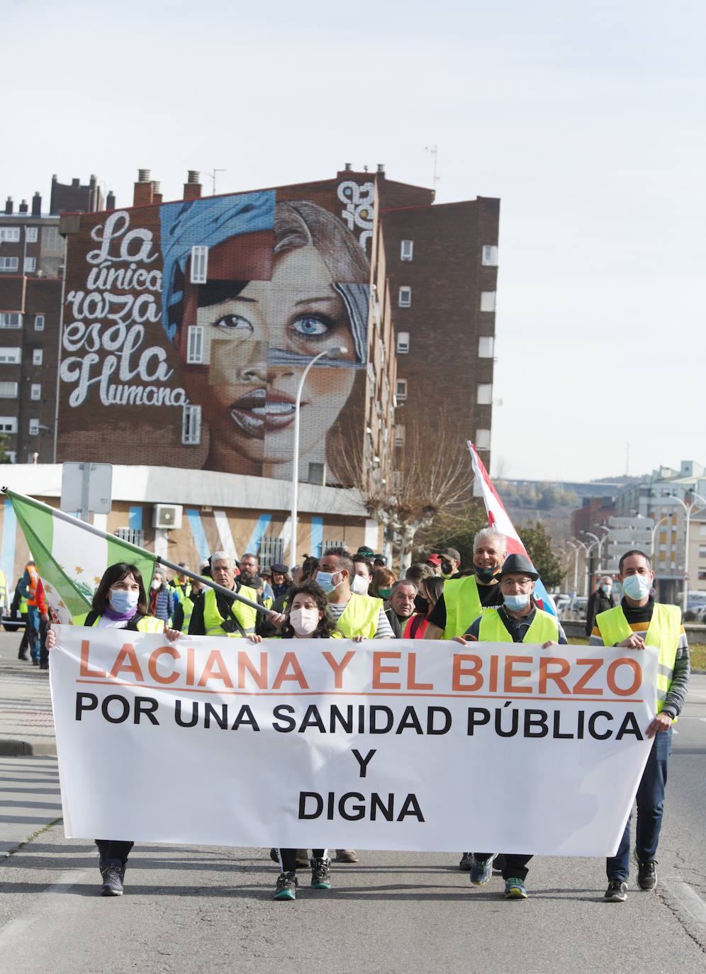 La marcha blanca avanza en su camino a Ponferrada. Los componentes de la misma remarcan la urgente necesidad de contar con medios sanitarios necesarios para atender la zona