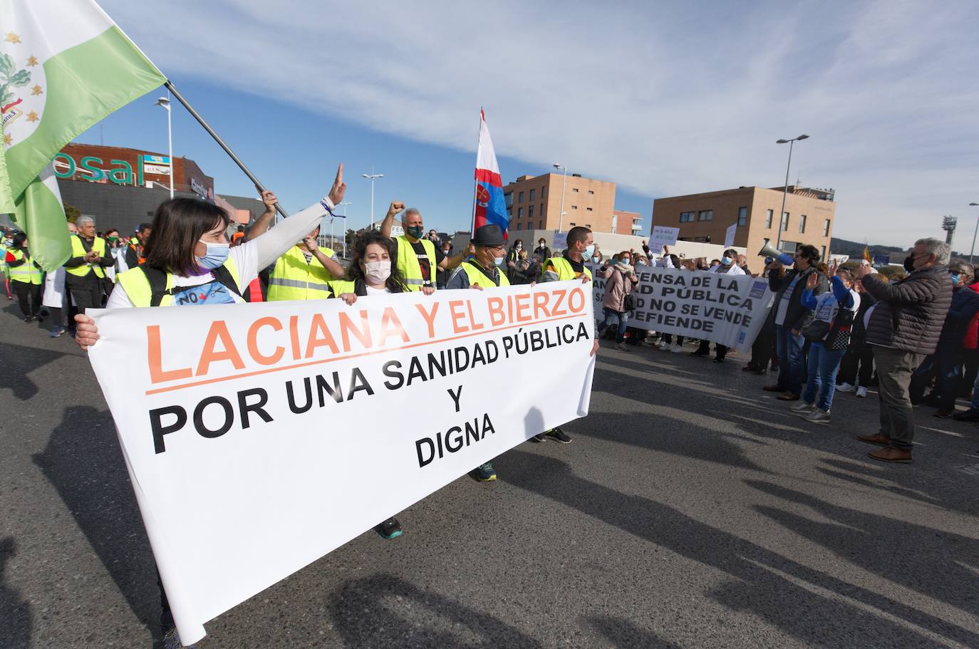 La marcha blanca avanza en su camino a Ponferrada. Los componentes de la misma remarcan la urgente necesidad de contar con medios sanitarios necesarios para atender la zona