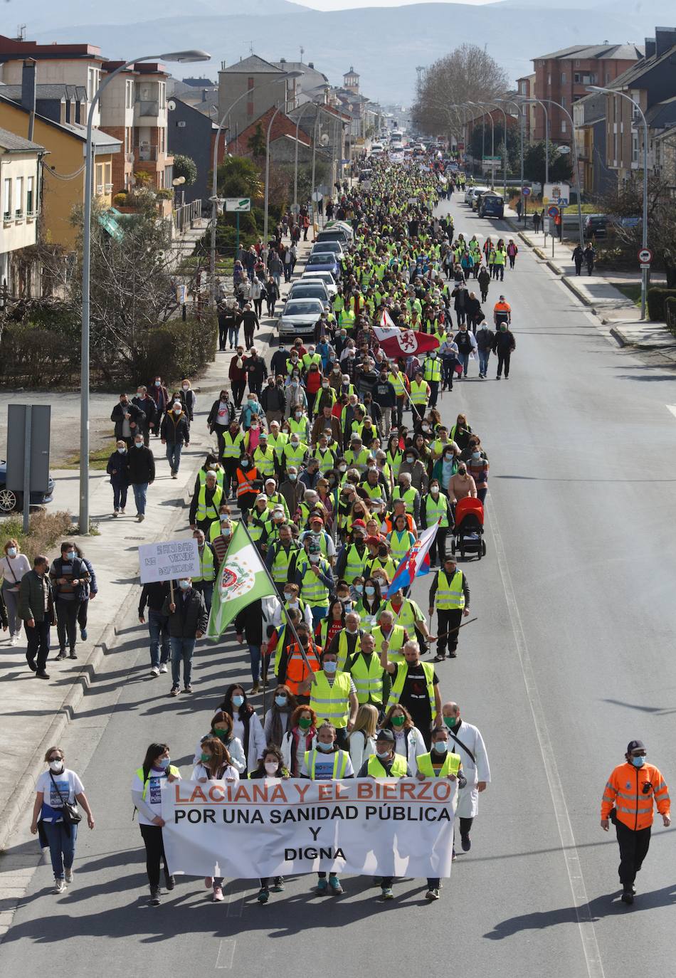 La marcha blanca avanza en su camino a Ponferrada. Los componentes de la misma remarcan la urgente necesidad de contar con medios sanitarios necesarios para atender la zona