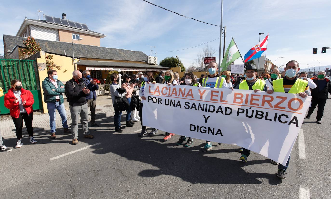 La marcha blanca avanza en su camino a Ponferrada. Los componentes de la misma remarcan la urgente necesidad de contar con medios sanitarios necesarios para atender la zona