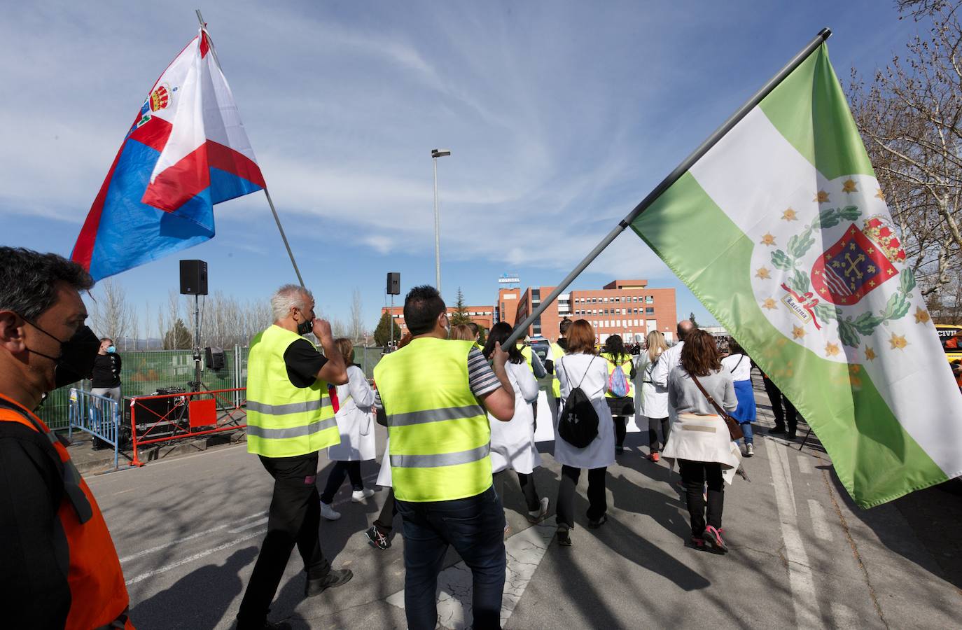 La marcha blanca avanza en su camino a Ponferrada. Los componentes de la misma remarcan la urgente necesidad de contar con medios sanitarios necesarios para atender la zona