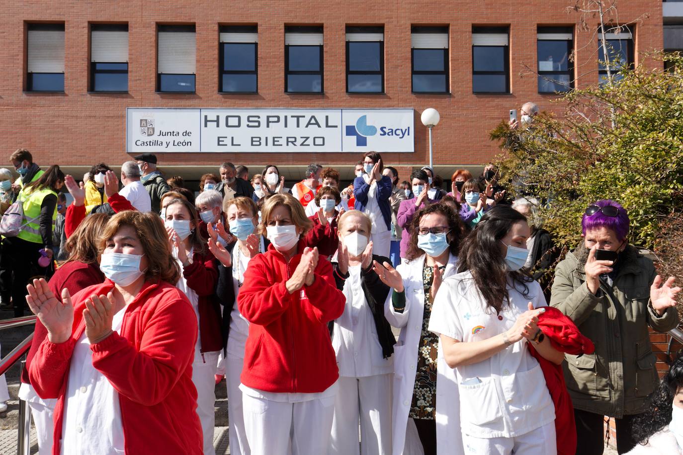 La marcha blanca avanza en su camino a Ponferrada. Los componentes de la misma remarcan la urgente necesidad de contar con medios sanitarios necesarios para atender la zona