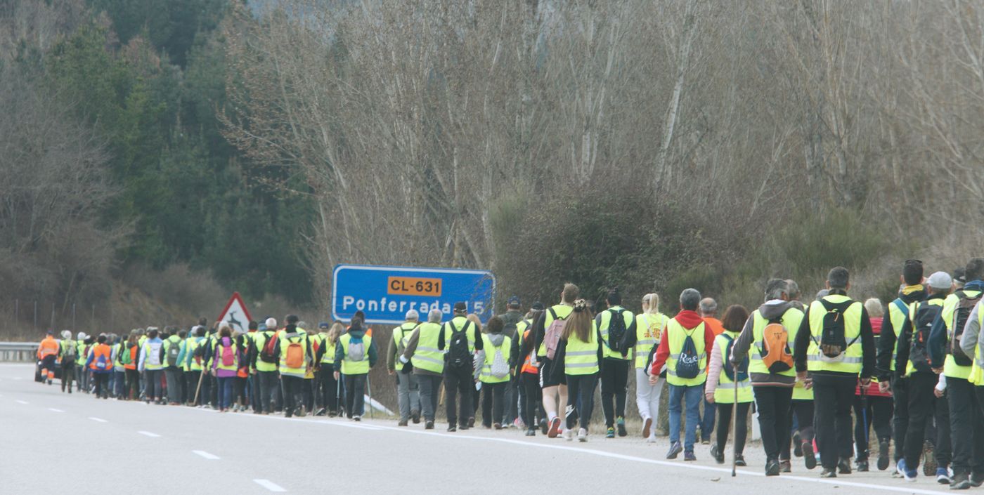 La marcha blanca avanza en su camino a Ponferrada. Los componentes de la misma remarcan la urgente necesidad de contar con medios sanitarios necesarios para atender la zona