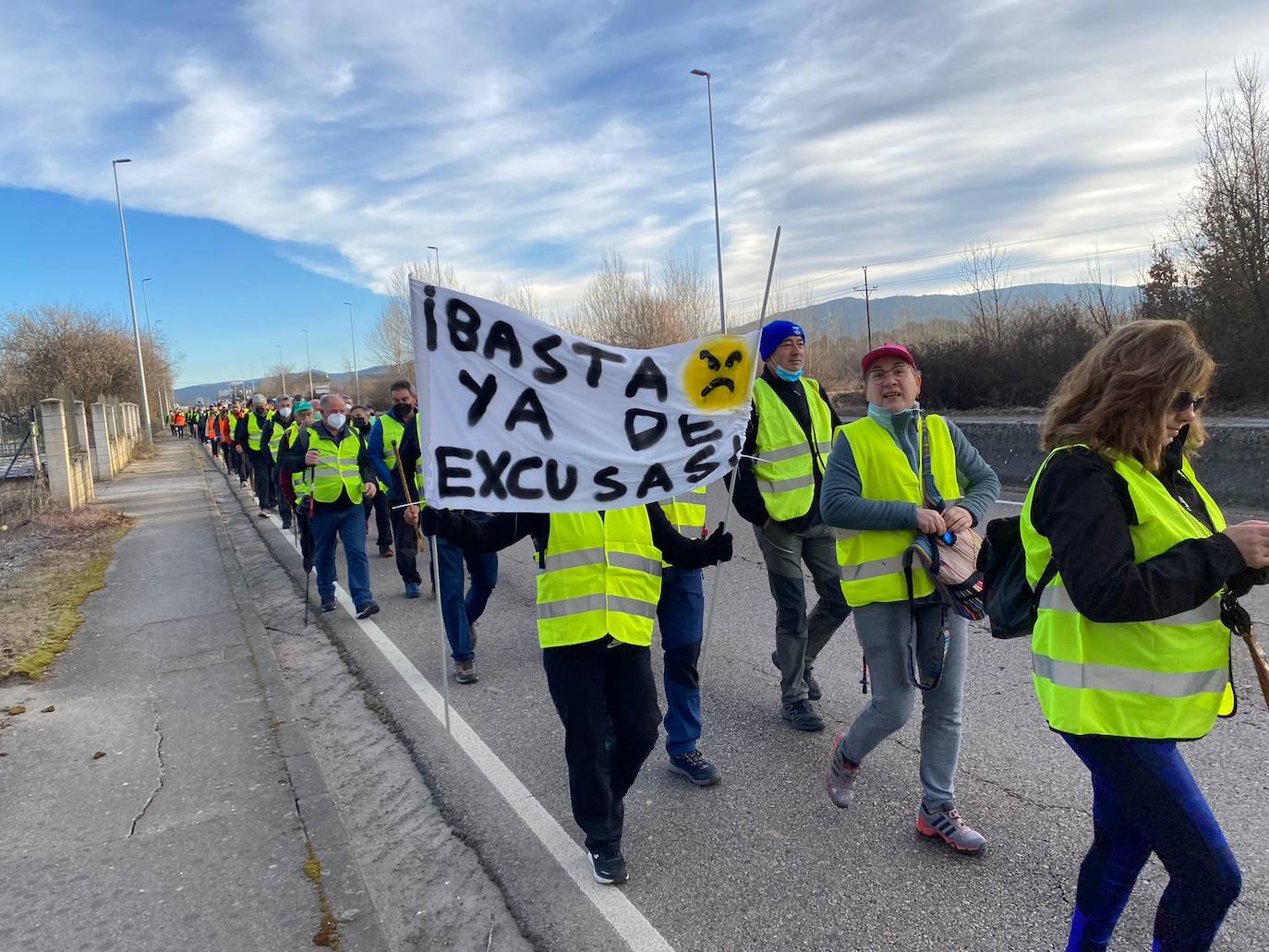 La marcha blanca avanza en su camino a Ponferrada. Los componentes de la misma remarcan la urgente necesidad de contar con medios sanitarios necesarios para atender la zona