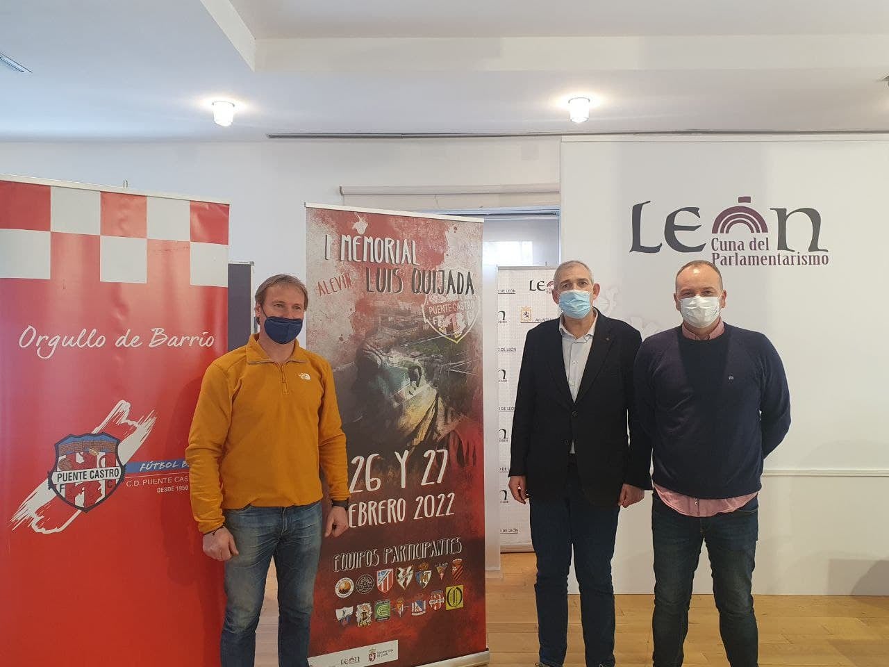 De izquierda a derecha, José Ramón Miranda, presidente del Puente Castro, Vicente Canuria, concejal de Deportes del Ayuntamiento, y Javier Miranda, director deportivo del club leonés.