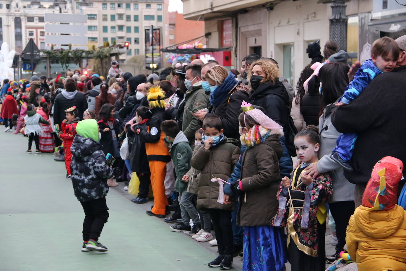 Miles de personas han salido al paso del desfile que ha llenado las calles de luz y color.