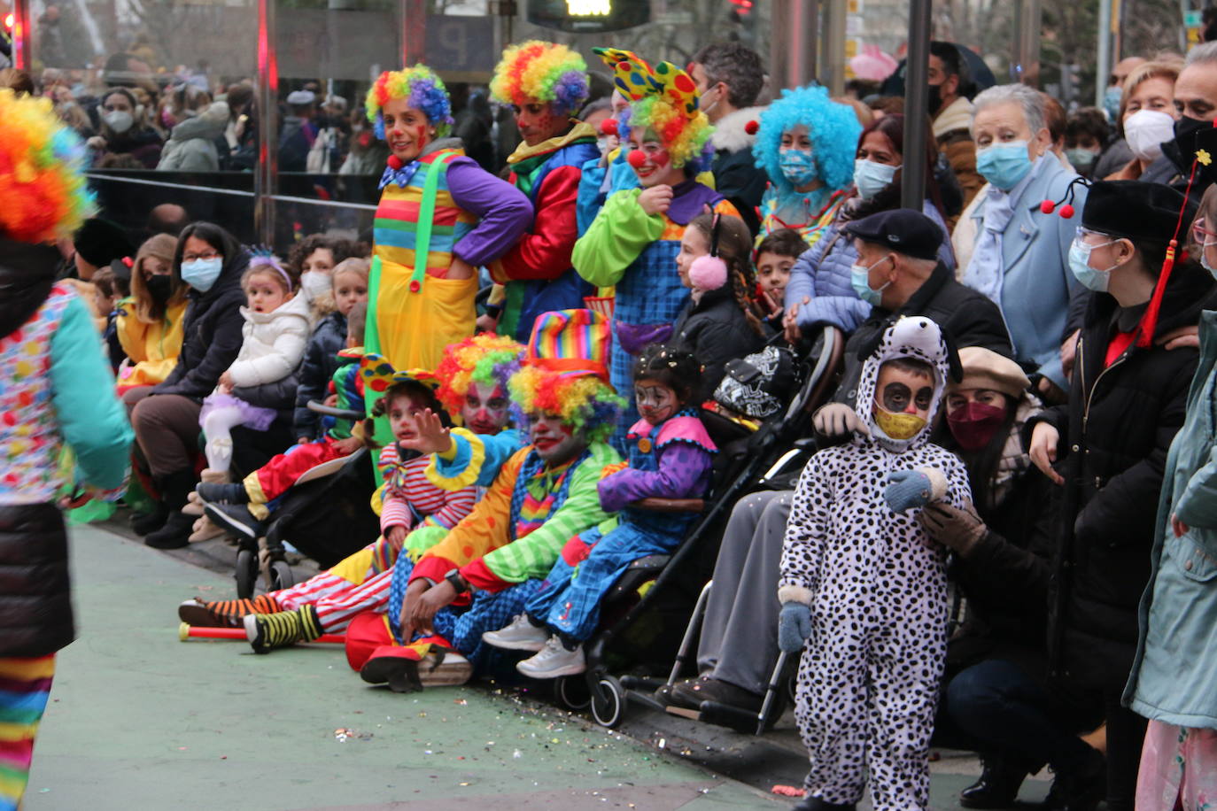 Miles de personas han salido al paso del desfile que ha llenado las calles de luz y color.