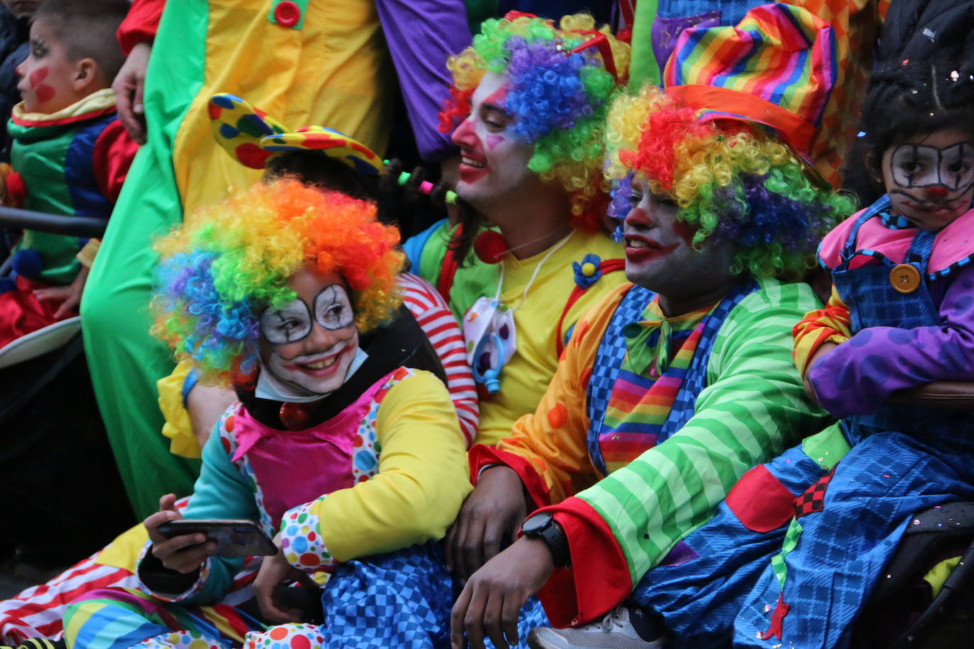 Miles de personas han salido al paso del desfile que ha llenado las calles de luz y color.