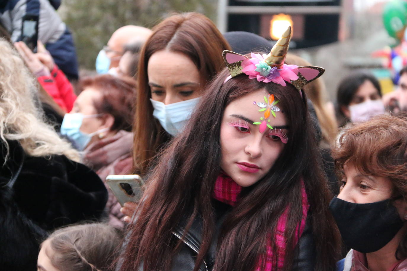 Miles de personas han salido al paso del desfile que ha llenado las calles de luz y color.